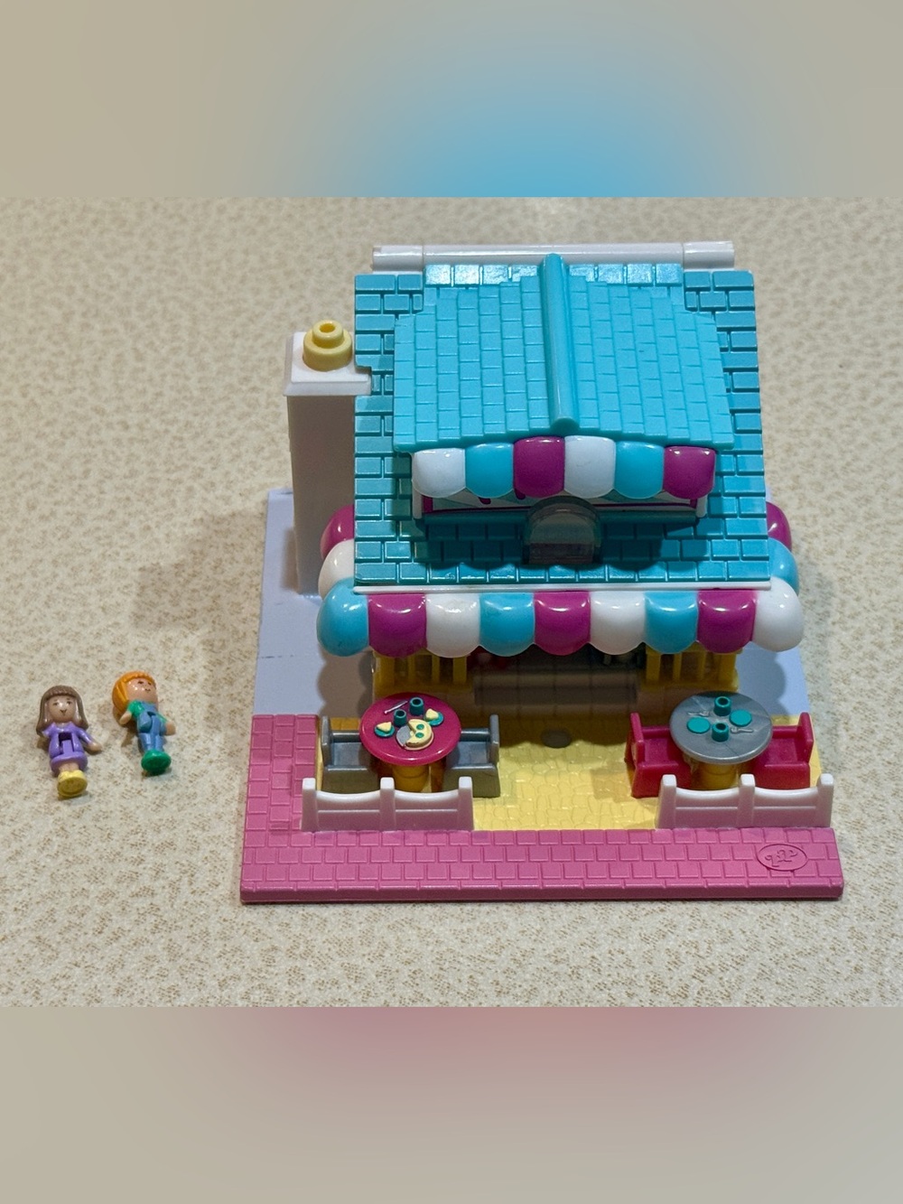 1993 Polly Pocket «Light Up» Pizzaria Restaurant with 2 dolls